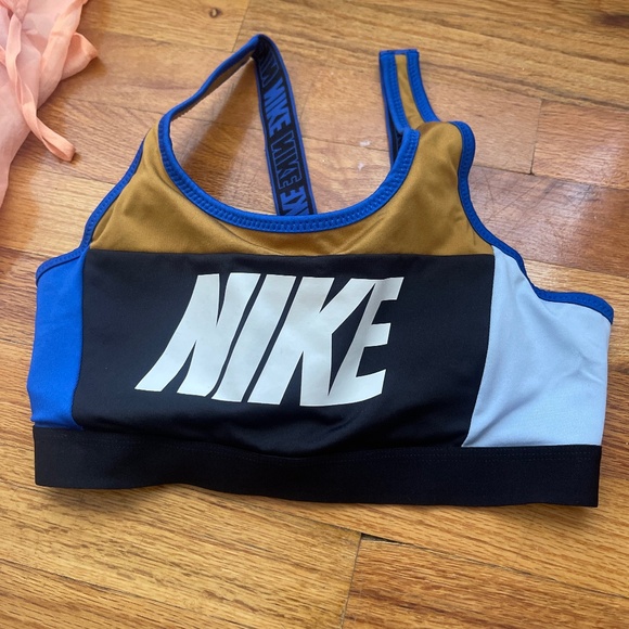 Nike sports bra - Picture 1 of 3